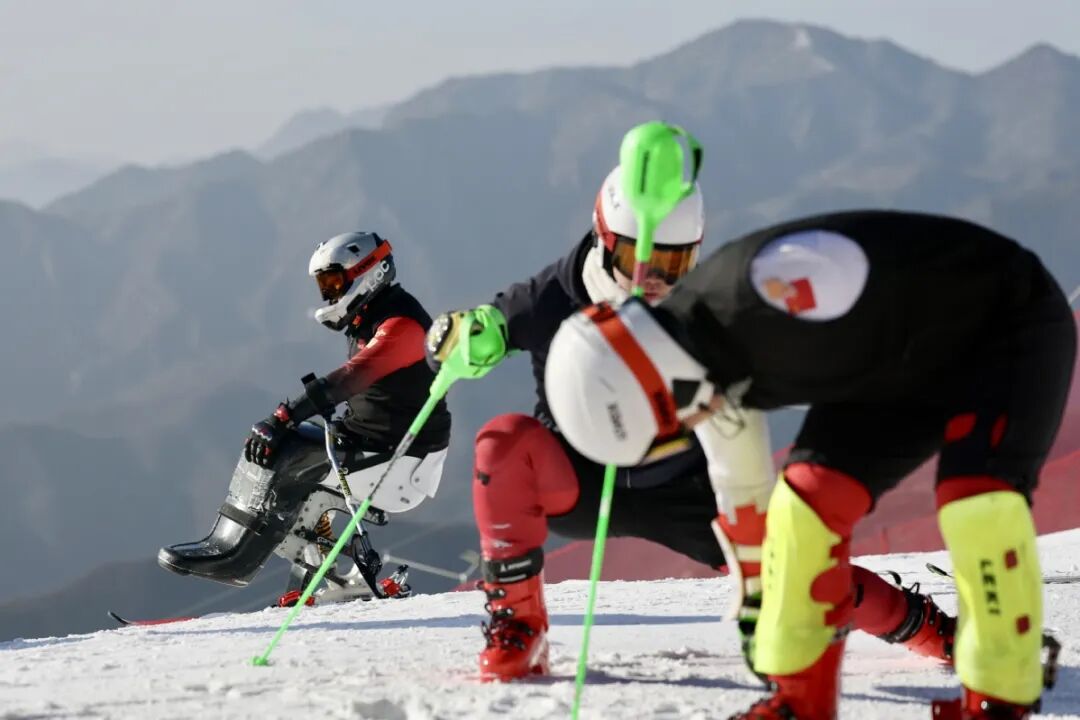 图为国家残奥高山滑雪队队员在出发去热身